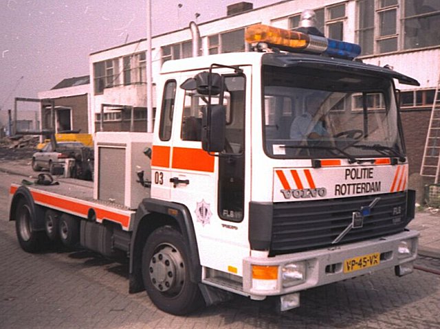 Volvo-FL611-Bergetruck-Politie-Rotterdam-Koster-070204-1-NL[1].jpg - Aaldert Koster